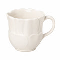 Keramiktasse 400 ml Weiß mit Blumenrelief und gewelltem Rand